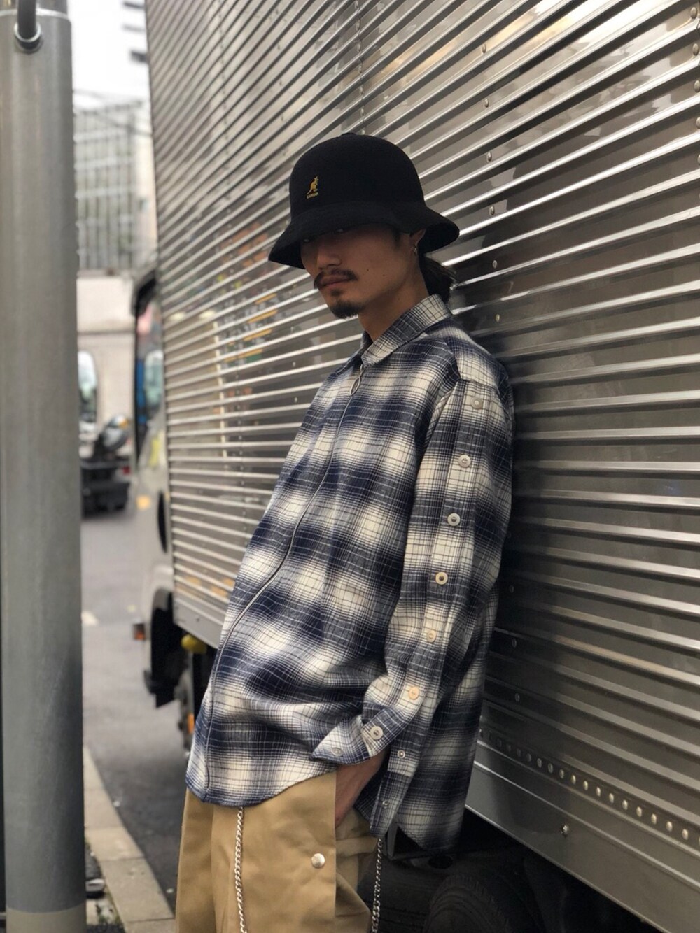 「ストリート、チェックシャツ、オーバーサイズ、カンゴール、KANGOL、ストリートMIX、ベージュ」｜「MYneの【MYne】チェックリングジップシャツ/Check zip-up shirt（シャツ/ブラウス、ホワイト系）」を使った、THE PHARCYDEさん（メンズ・175cm）の春コーディネートの1枚目の写真