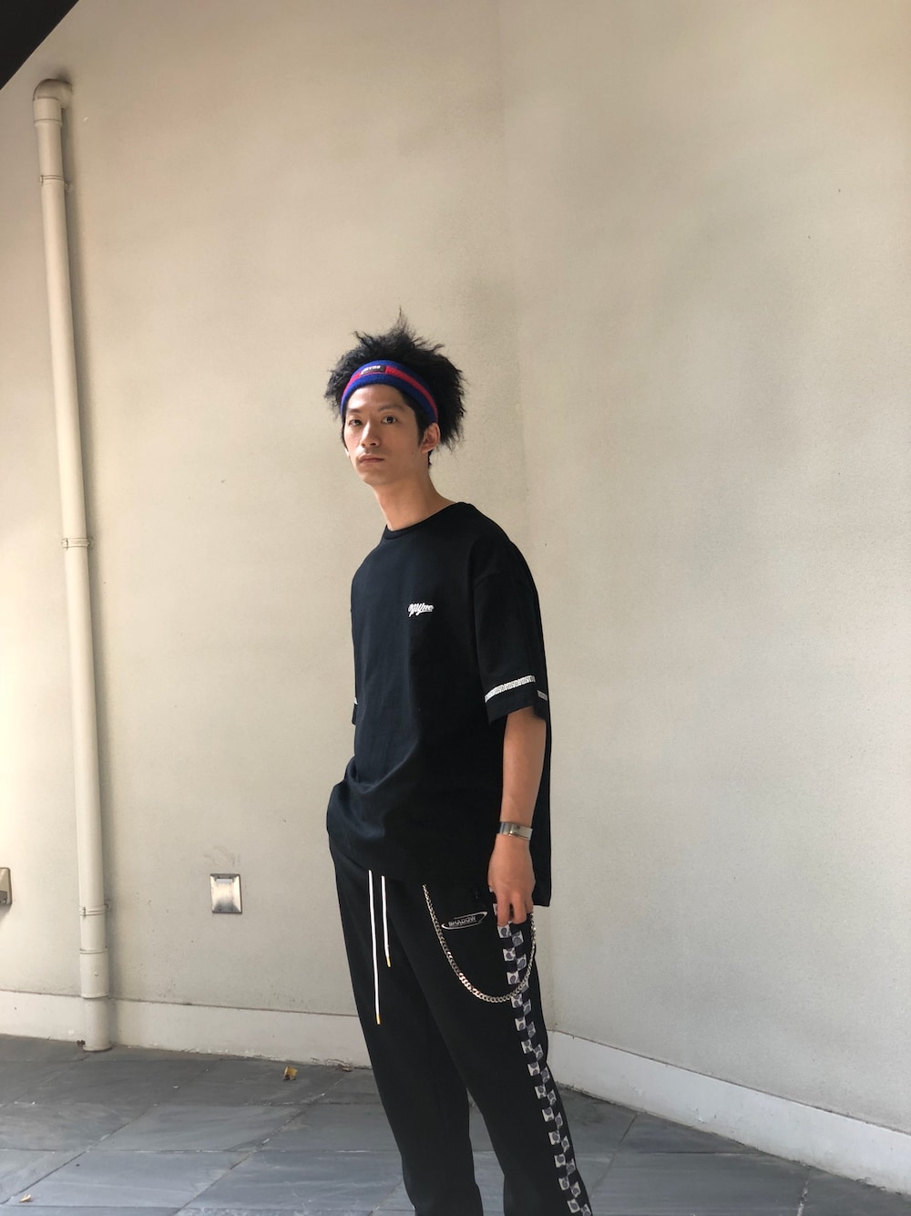 「シンプルコーデ、ブラック、ストリート、トラックパンツ、Tシャツ、MYNE」｜「MYneの【MYne】ハーフスリーブラインTシャツ/half sleeves line T-shirt（Tシャツ/カットソー、ブラック系）」を使った、THE PHARCYDEさん（メンズ・175cm）の春コーディネートの1枚目の写真
