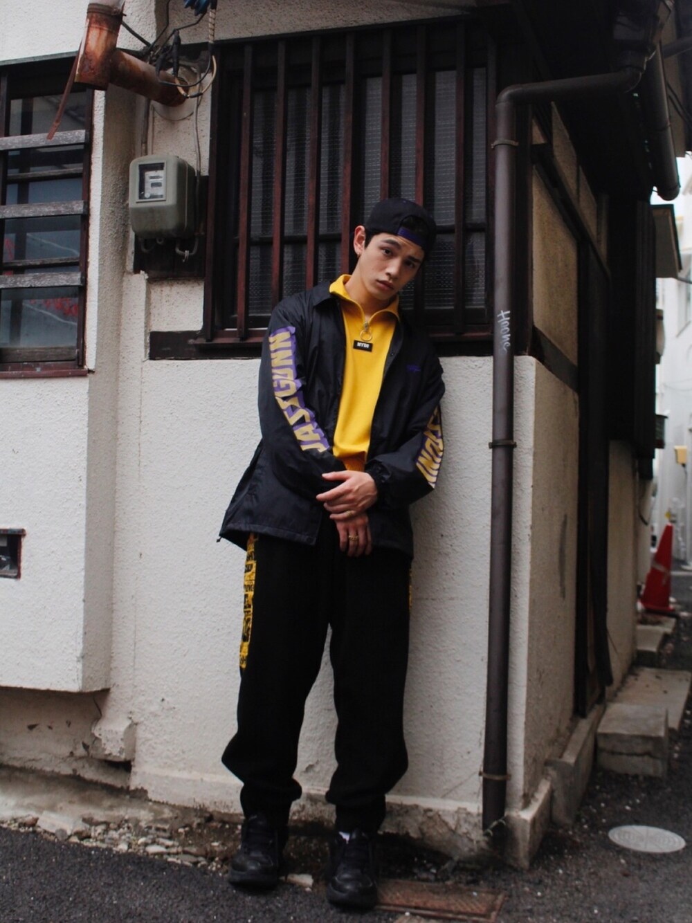 「ストリート、黄色、MYNE、オーバーサイズ、ブラック」｜「MYneの【MYne】JASS GUNNコーチジャケット/JASS GUNN coach jacket（ナイロンジャケット、ブラック系）」を使った、THE PHARCYDEさん（メンズ・175cm）の夏コーディネートの1枚目の写真