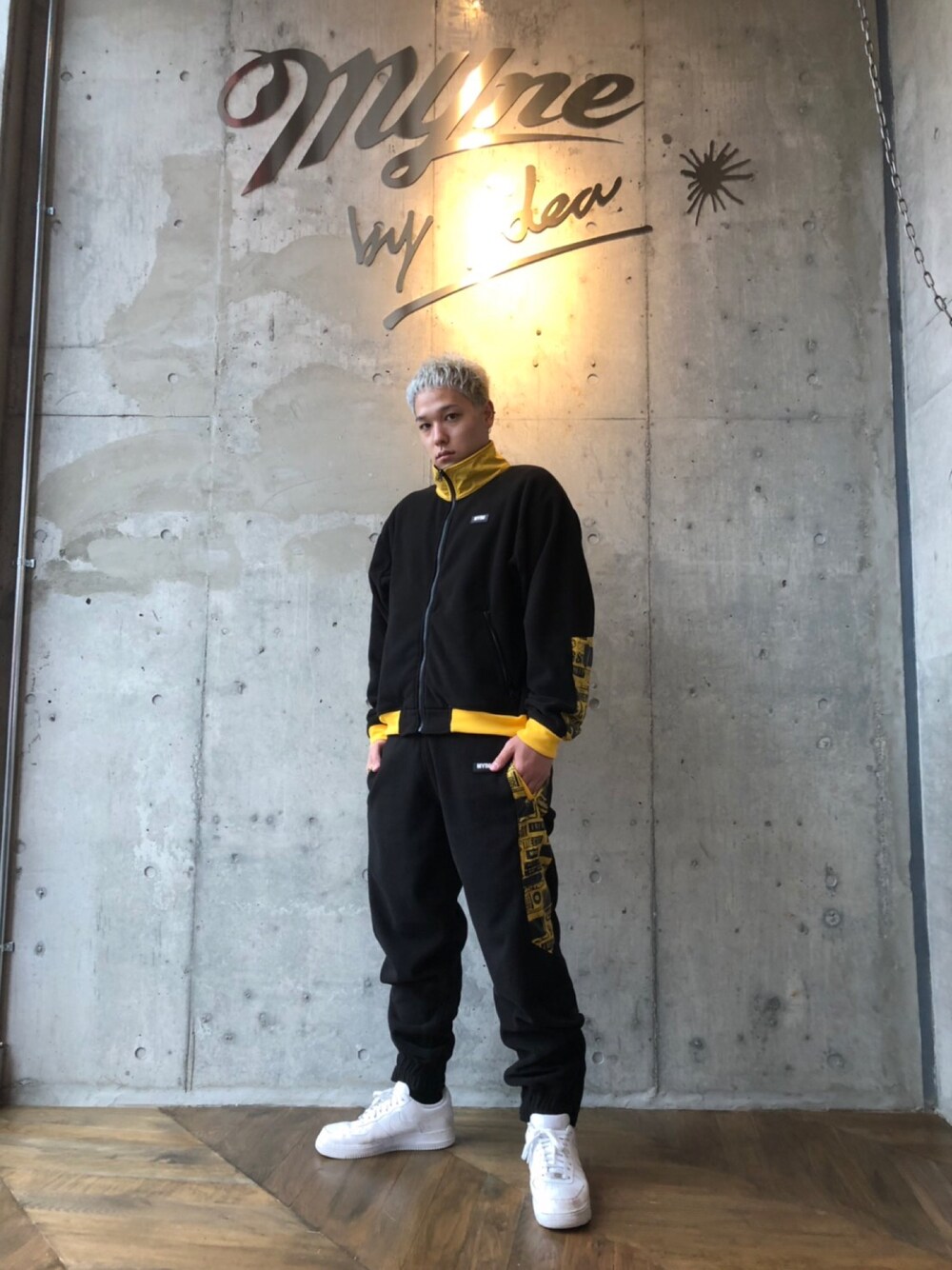 「秋コーデ、MYNE、MYnebyidea、ストリート、フリース、セットアップ」｜「MYneの【MYne】フリースブルゾン/Fleece Blouson（ブルゾン、ブラック系）」を使った、THE PHARCYDEさん（メンズ・175cm）の秋コーディネートの1枚目の写真