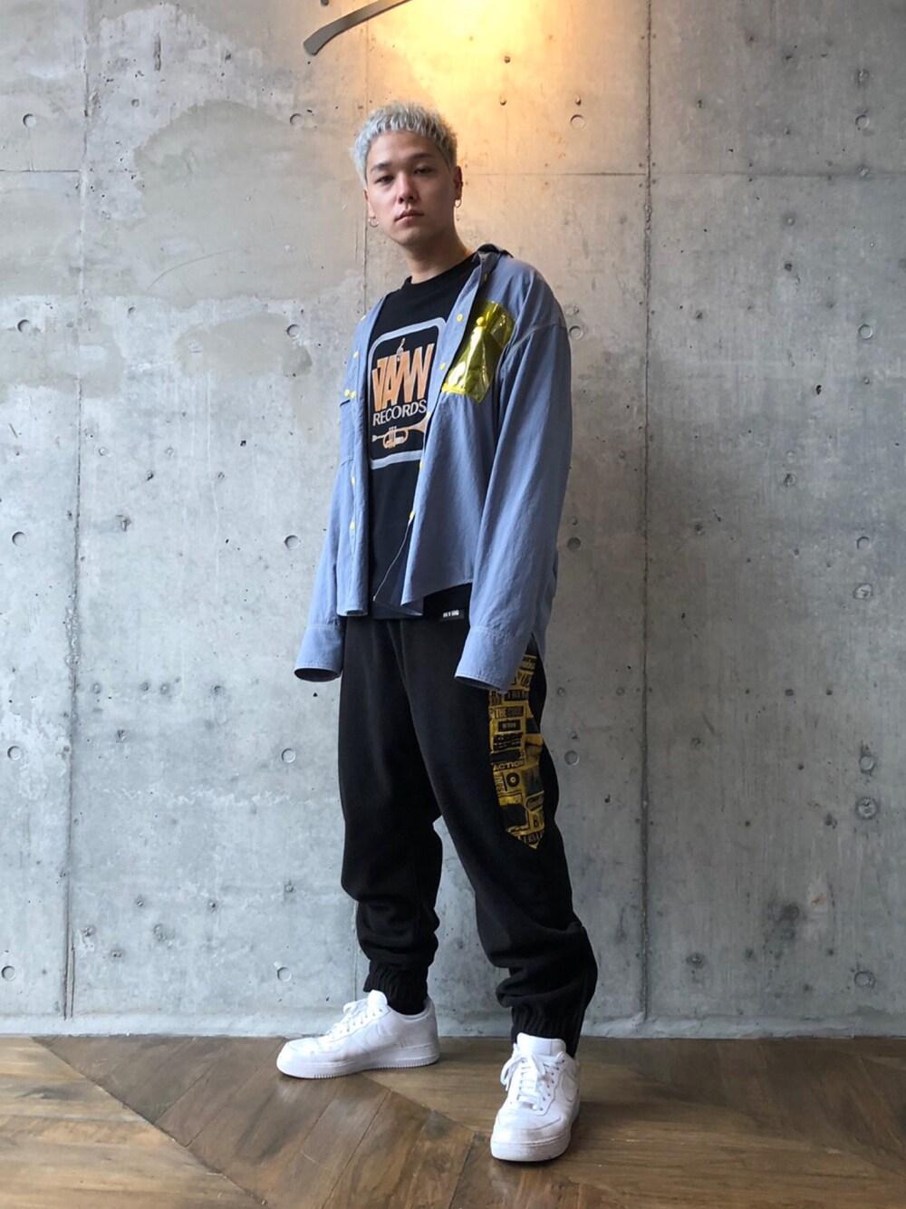 「秋コーデ、PVC、フリース、ロンT、ストリート、MYNE、MYnebyidea、ストリートMIX、ビッグシルエット、シンプル」｜「MYneの【MYne】Clear pocket shirt（シャツ/ブラウス、グレー系）」を使った、THE PHARCYDEさん（メンズ・175cm）の秋コーディネートの1枚目の写真