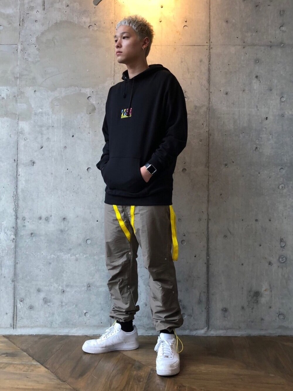 「休日スタイル、MYNE、MYnebyidea、カジュアル、ビッグシルエット、ストリート、ストリートMIX、ストリートカジュアル、パーカー、ベージュ」｜「MYneの【MYne】ブルーフィルムフーディ/BLUE FILM hoodie（パーカー、ブラック系）」を使った、THE PHARCYDEさん（メンズ・175cm）の秋コーディネートの1枚目の写真