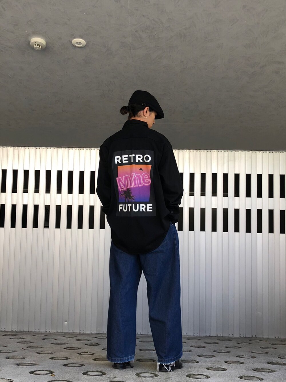 「秋のコーデ、MYNE、MYnebyidea、ストリート、ストリートMIX、ビッグシルエット、秋服、ワイドパンツ、ブラック」｜「MYneの【MYne】レトロフューチャーデニムシャツ/RETRO FUTURE Denim shirt（シャツ/ブラウス、ブラック系）」を使った、THE PHARCYDEさん（メンズ・175cm）の秋コーディネートの1枚目の写真