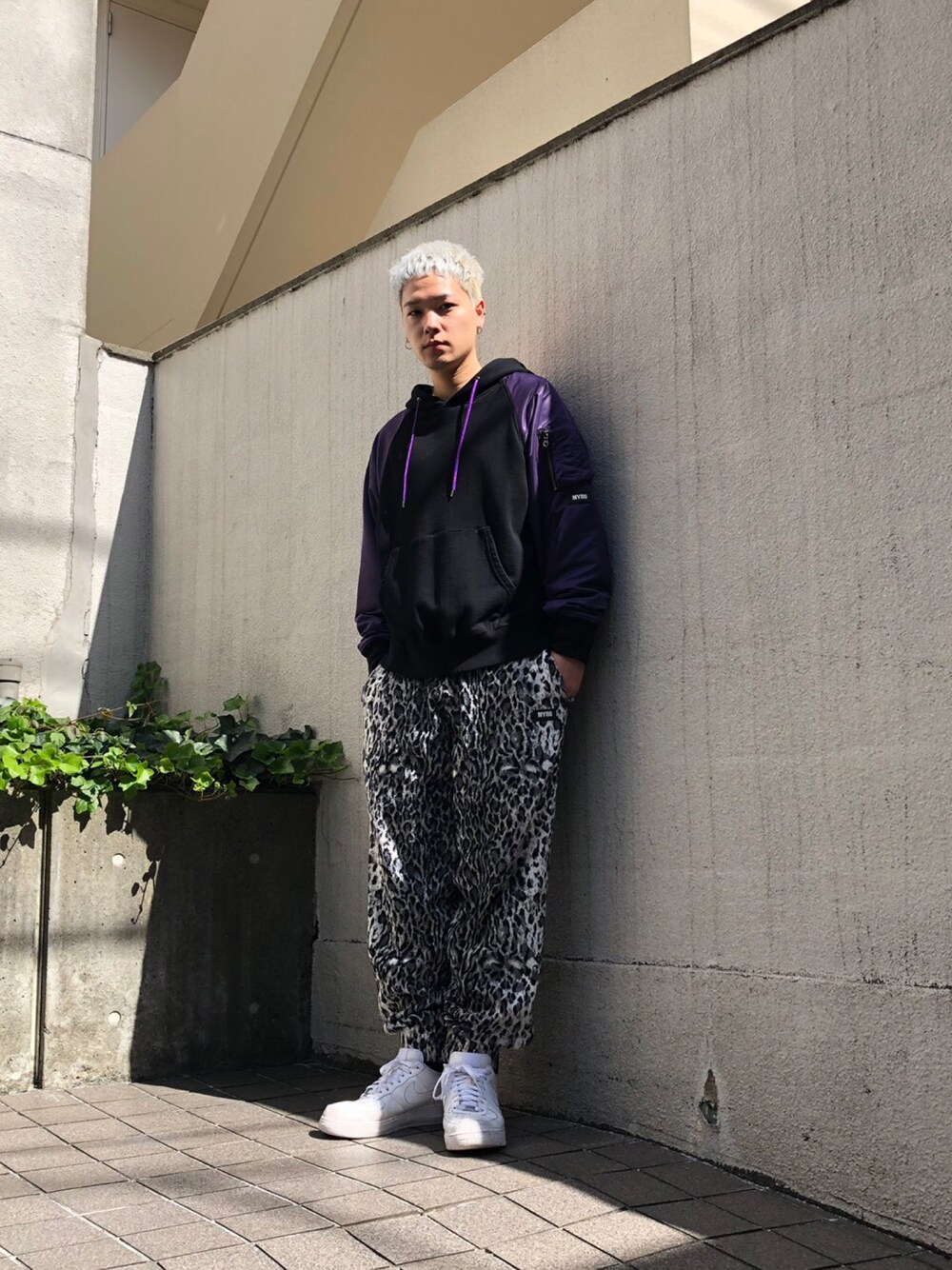 「MYNE、MYnebyidea、ストリート、レオパード、ビッグシルエット、スニーカーコーデ、ボリューム袖、ootd、アニマル」｜「MYneの【MYne】MA-1フーディ/MA-1 hoodie（パーカー、ブラック系）」を使った、THE PHARCYDEさん（メンズ・175cm）の秋コーディネートの1枚目の写真