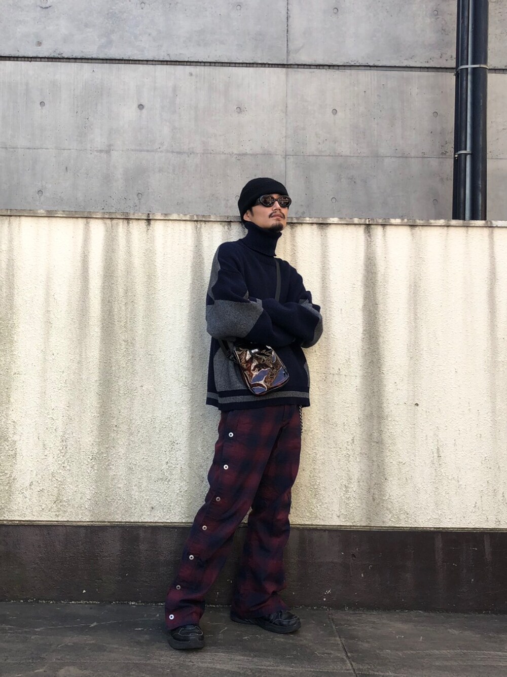 「秋冬、MYNE、MYnebyidea、カジュアルコーデ、ストリートカジュアル、ストリート、ストリートMIX、ニット、サコッシュ」｜「MYneの【MYne】INARI sunglass（サングラス、ブラック系）」を使った、THE PHARCYDEさん（メンズ・175cm）の秋コーディネートの1枚目の写真