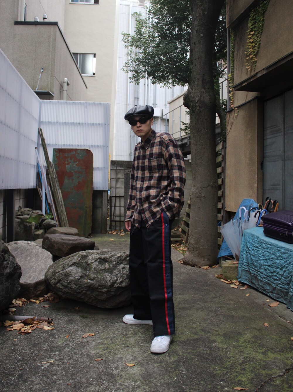 「MYNE、MYnebyidea、ストリート、ストリートMIX、チェックシャツ、ディッキーズ(Dickies)、ビッグシルエット、ラインパンツ、秋冬コーデ、チェック」｜「MYneの【MYne】チェックシャツ/Check shirt（シャツ/ブラウス、ベージュ系）」を使った、THE PHARCYDEさん（メンズ・175cm）の冬コーディネートの1枚目の写真