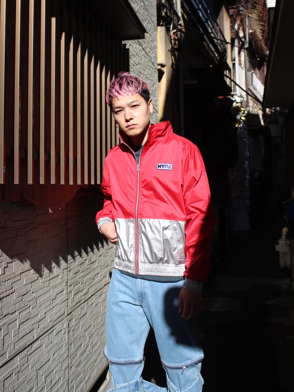 「MYNE、MYnebyidea、ストリート、ストリートMIX、デニム、ナイロンジャケット、秋冬コーデ」｜「MYneのアイテム（ブルゾン、レッド系）」を使った、THE PHARCYDEさん（メンズ・175cm）の冬コーディネートの1枚目の写真