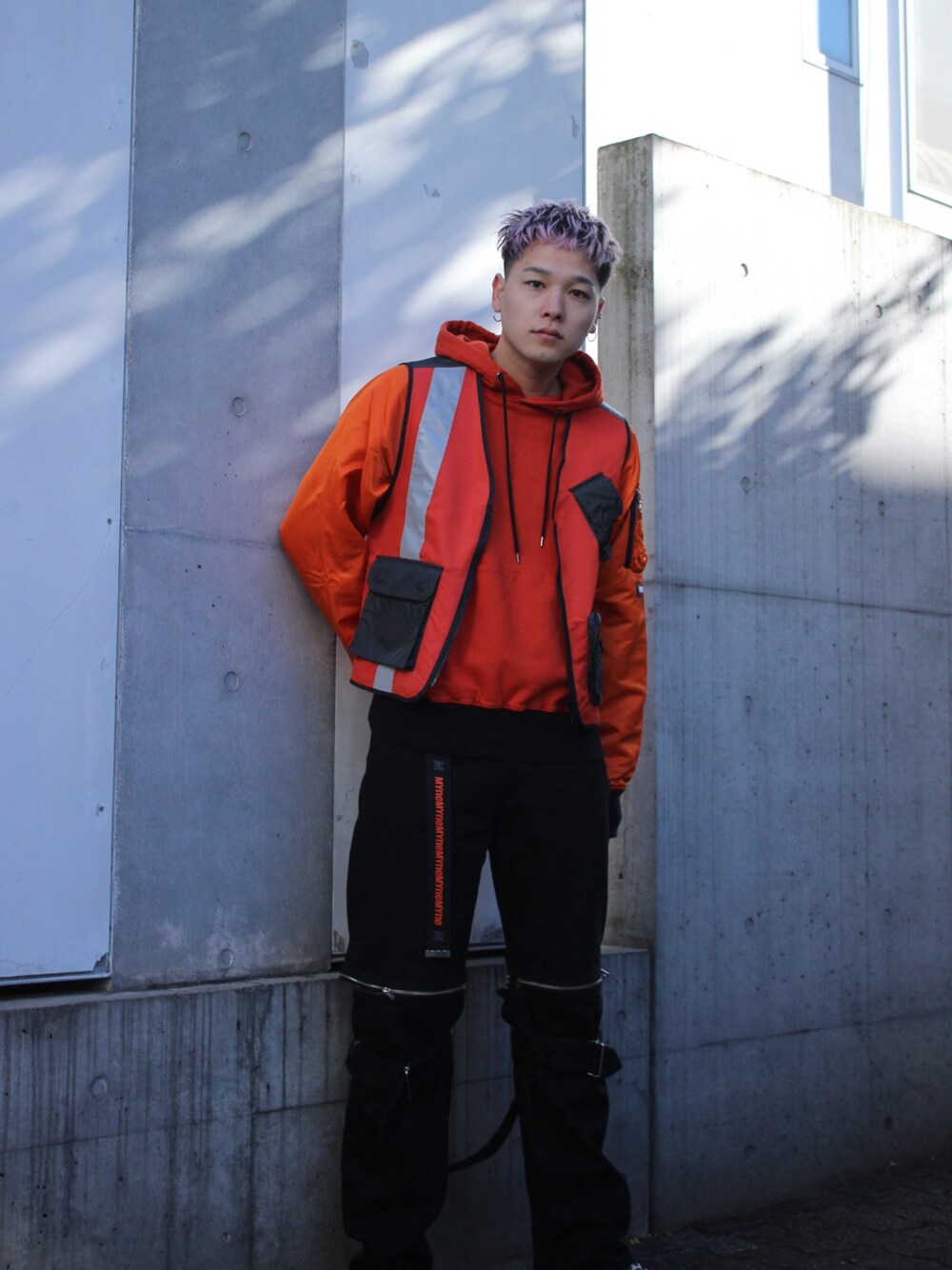 「MYNE、MYnebyidea、ストリート、ストリートMIX、パーカー、今日のコーデ、ootd、秋冬、ビビッドカラー」｜「MYneのアイテム（パーカー、ブラック系）」を使った、THE PHARCYDEさん（メンズ・175cm）の冬コーディネートの1枚目の写真