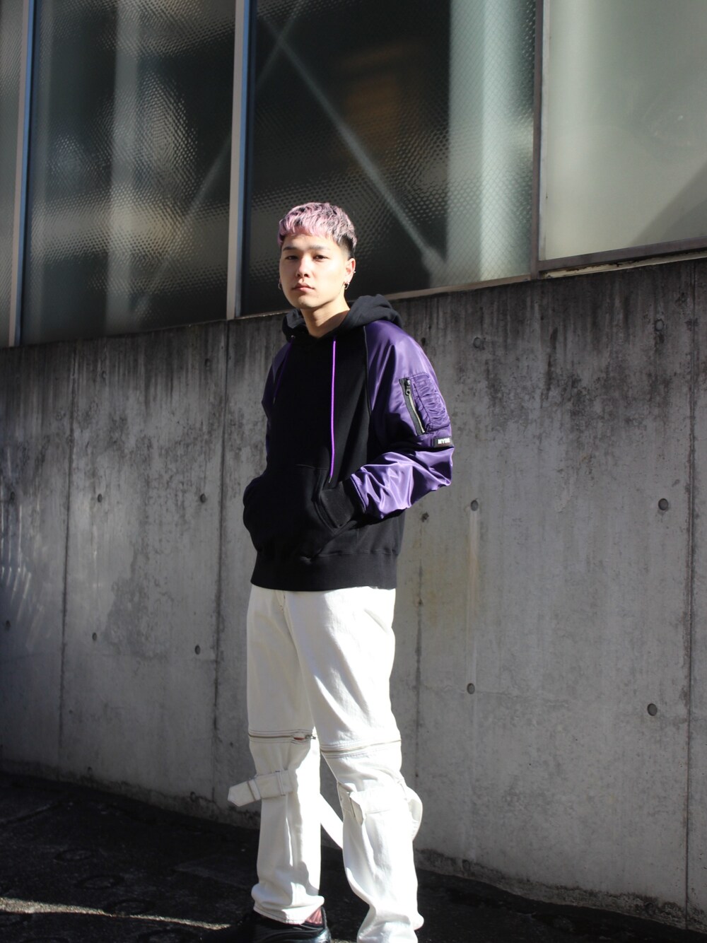 「MYNE、MYnebyidea、冬コーデ、パーカー、ストリート、ストリートMIX、MA-1、シンプルコーデ」｜「MYneのアイテム（パーカー、ブラック系）」を使った、THE PHARCYDEさん（メンズ・175cm）の冬コーディネートの1枚目の写真
