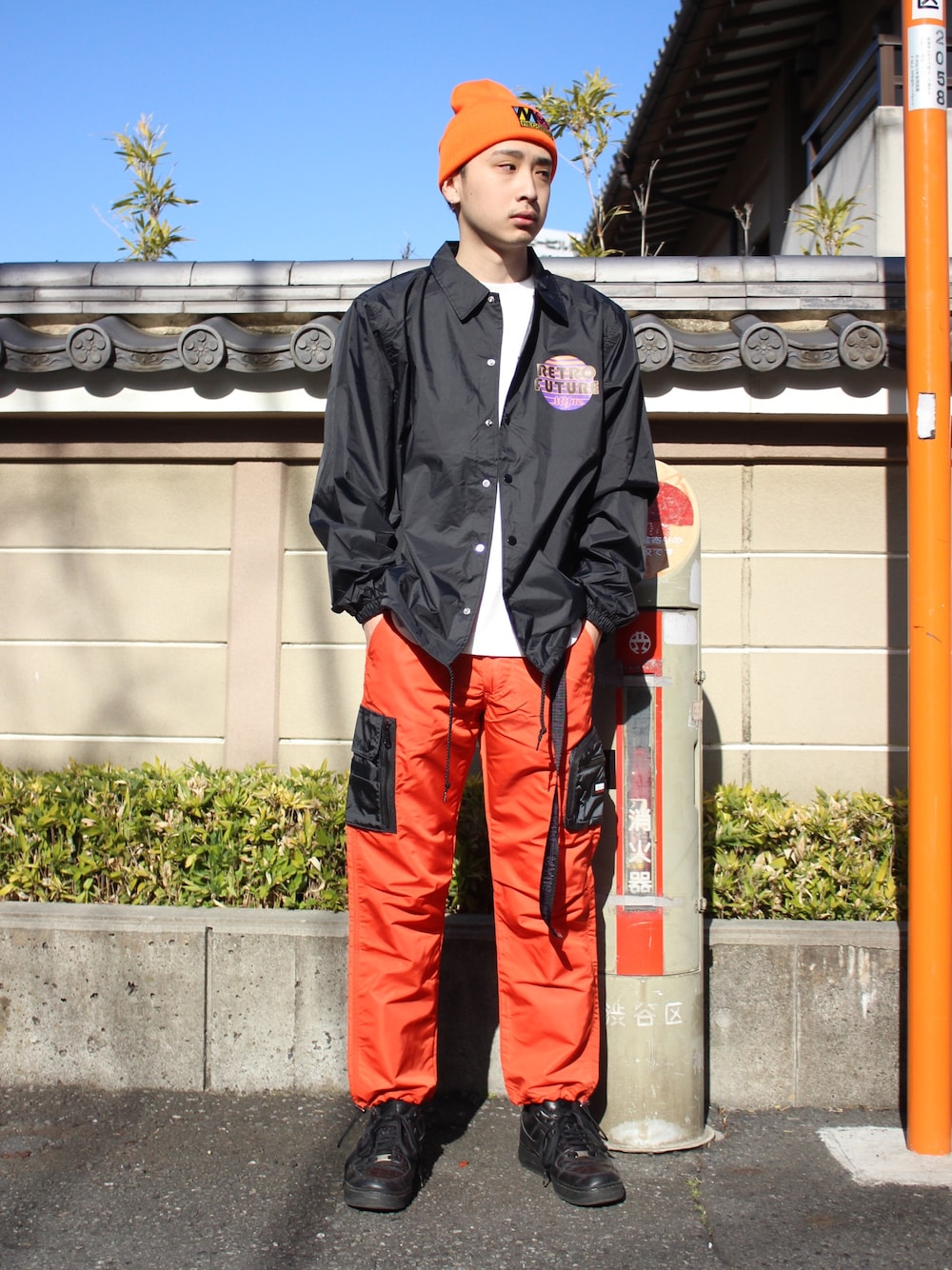 「MYNE、MYnebyidea、ストリート、ストリートMIX、オレンジ、コーチジャケット、リフレクター、ナイロンパンツ」｜「MYneの【MYne】 Midnight80 coach jacket（ナイロンジャケット、ブラック系）」を使った、THE PHARCYDEさん（メンズ・175cm）の冬コーディネートの1枚目の写真
