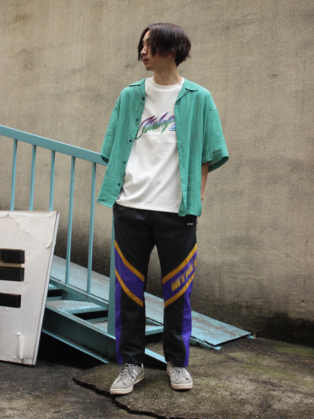 「MYNE、MYnebyidea、春夏コーデ、半袖シャツ、Tシャツ、ナイロンパンツ、ストリート、ストリートMIX」｜「MYneの【MYne】 neon half sleeves shirt（シャツ/ブラウス、グリーン系）」を使った、THE PHARCYDEさん（メンズ・175cm）の春コーディネートの1枚目の写真