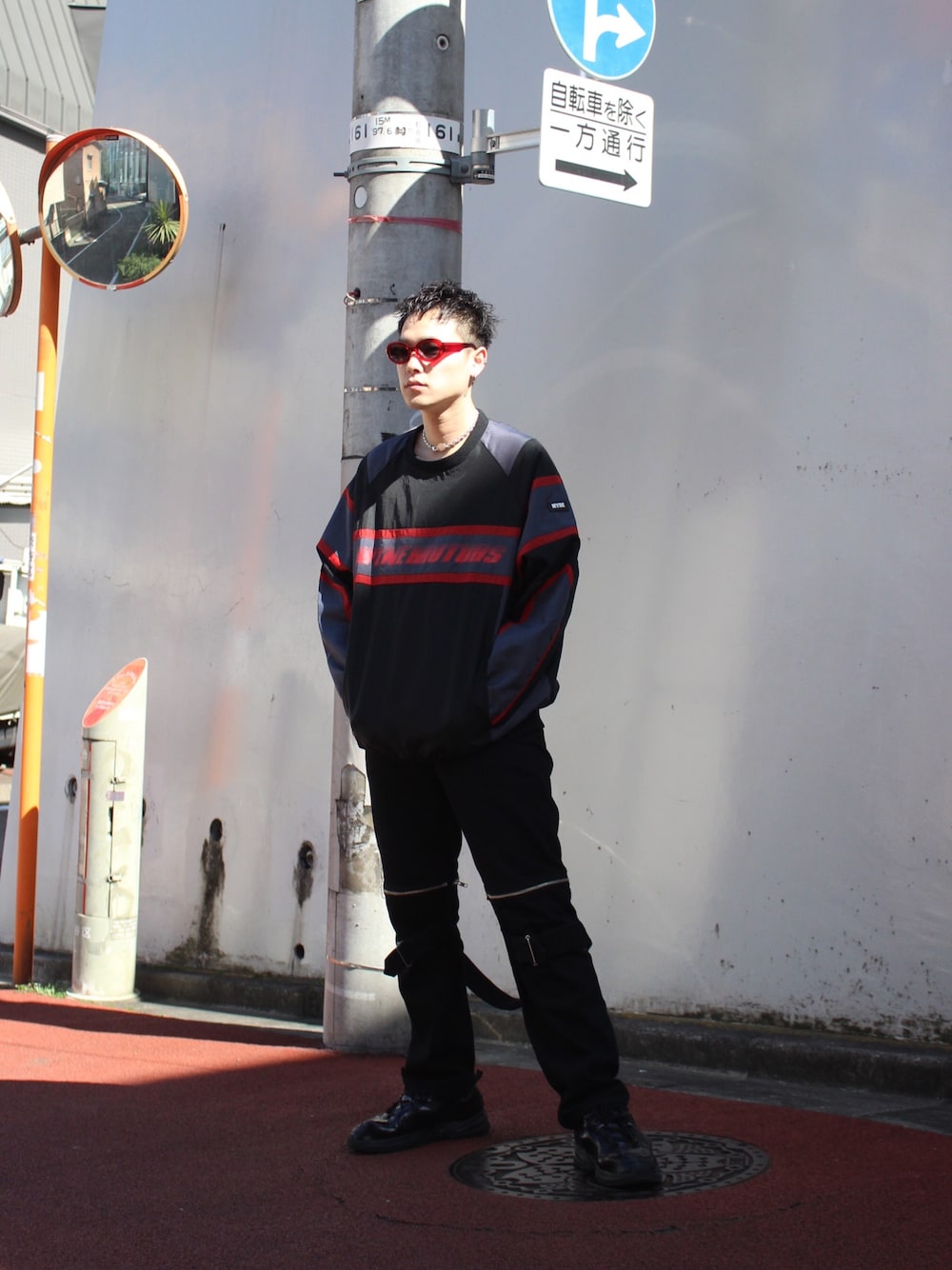 「MYNE、MYnebyidea、ストリート、ストリートMIX、レーシングジャケット、スポーツミックス、春夏コーデ、ブラックコーデ」｜「MYneの【MYne】 MYNE MOTORS nylon pullover（スウェット、ブラック系）」を使った、THE PHARCYDEさん（メンズ・175cm）の春コーディネートの1枚目の写真