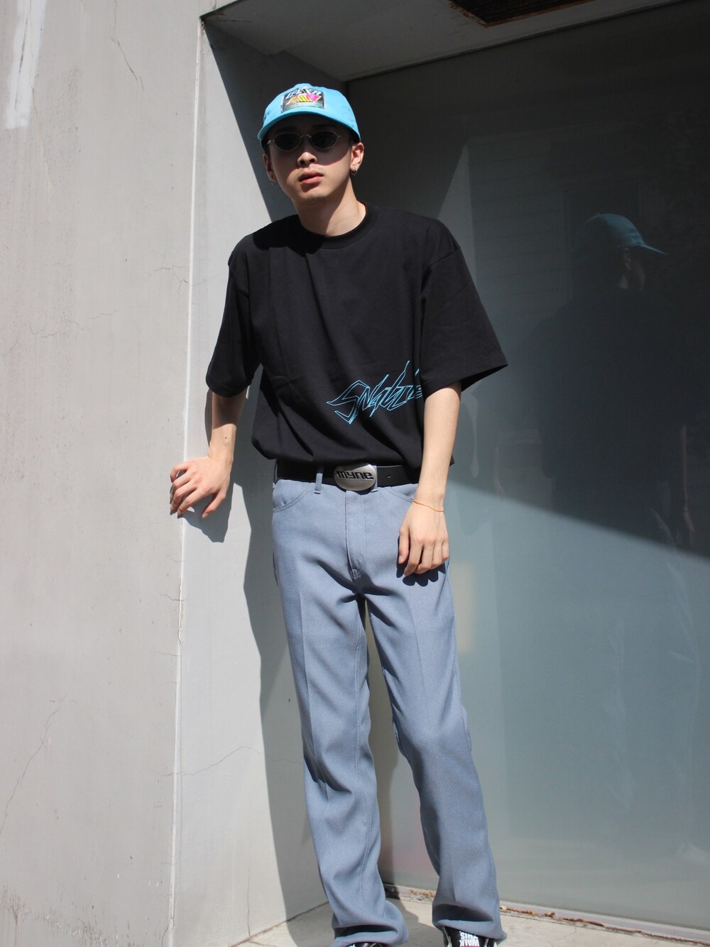 「MYNE、MYnebyidea、ストリート、ストリートMIX、Tシャツ、ビッグシルエット、ブルーコーデ、ootd」｜「MYneの【MYne】WAPPEN BOOT-CUT PANTS（チノパンツ、ブルー系）」を使った、THE PHARCYDEさん（メンズ・175cm）の夏コーディネートの1枚目の写真