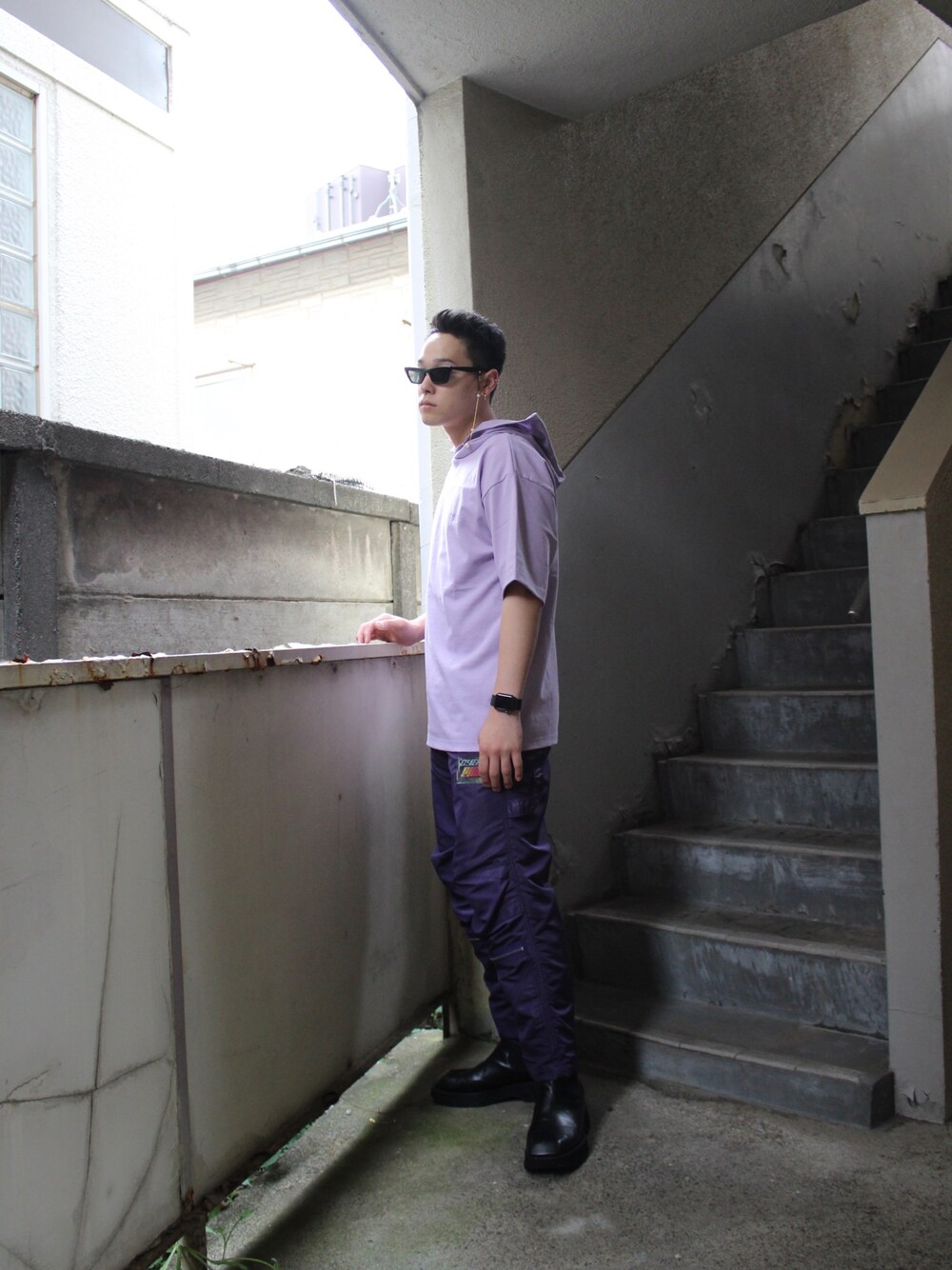 「MYNE、MYnebyidea、ストリート、パープル、Tシャツ、ビッグシルエット、雨の日コーデ」｜「MYneの【MYne】SNATCHER HOODIE T-SHIRT（パーカー、パープル系）」を使った、THE PHARCYDEさん（メンズ・180cm）の夏コーディネートの1枚目の写真