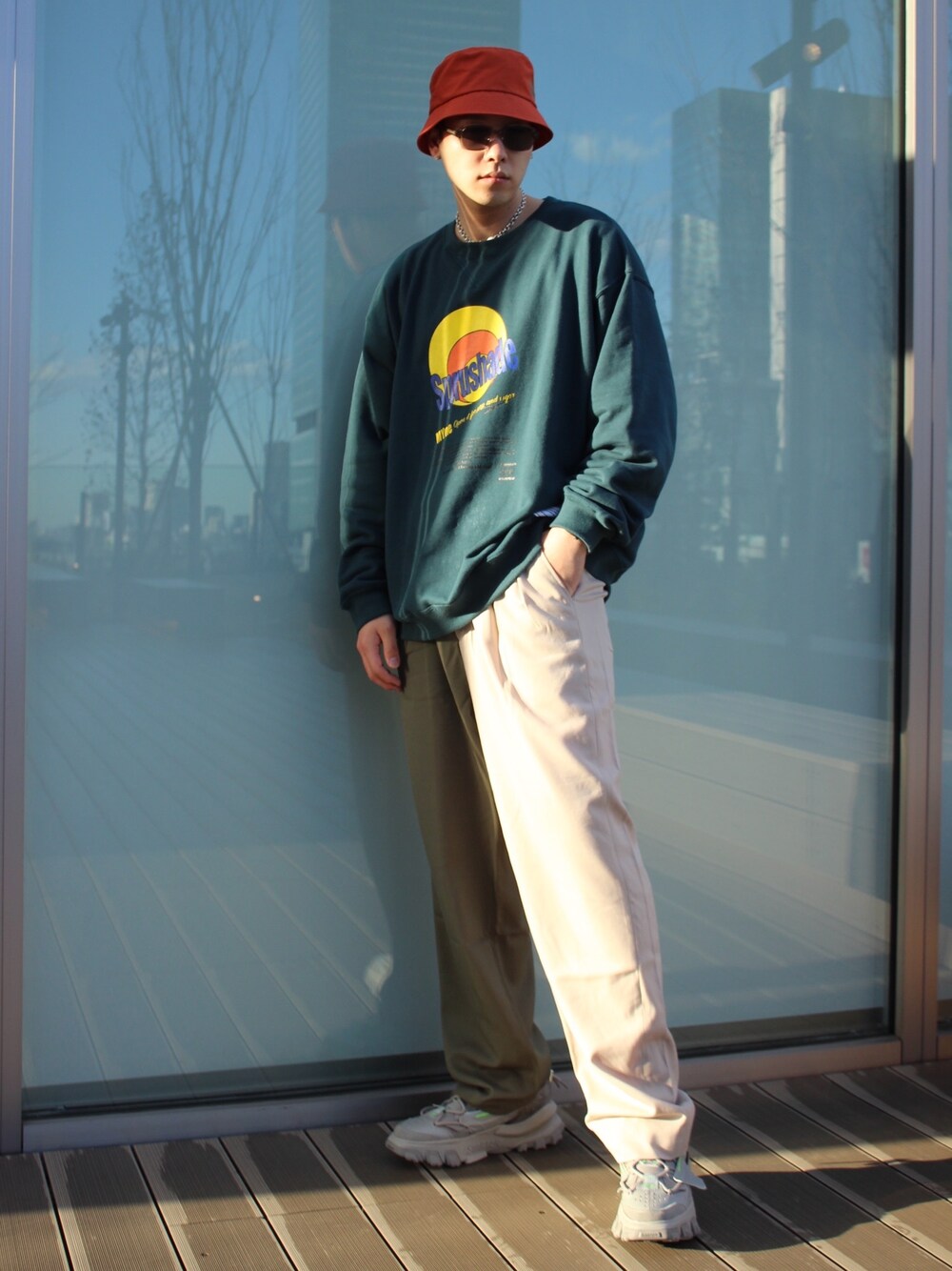 「ナチュラル、ベージュ、ワイドパンツ、バケットハット、ストリート、MYNE、mynecodex」｜「MYneの【MYne】マインアーミーバケットハット/MYne Army Bucket Hat（ハット、オレンジ系）」を使った、THE PHARCYDEさん（メンズ・180cm）の夏コーディネートの1枚目の写真