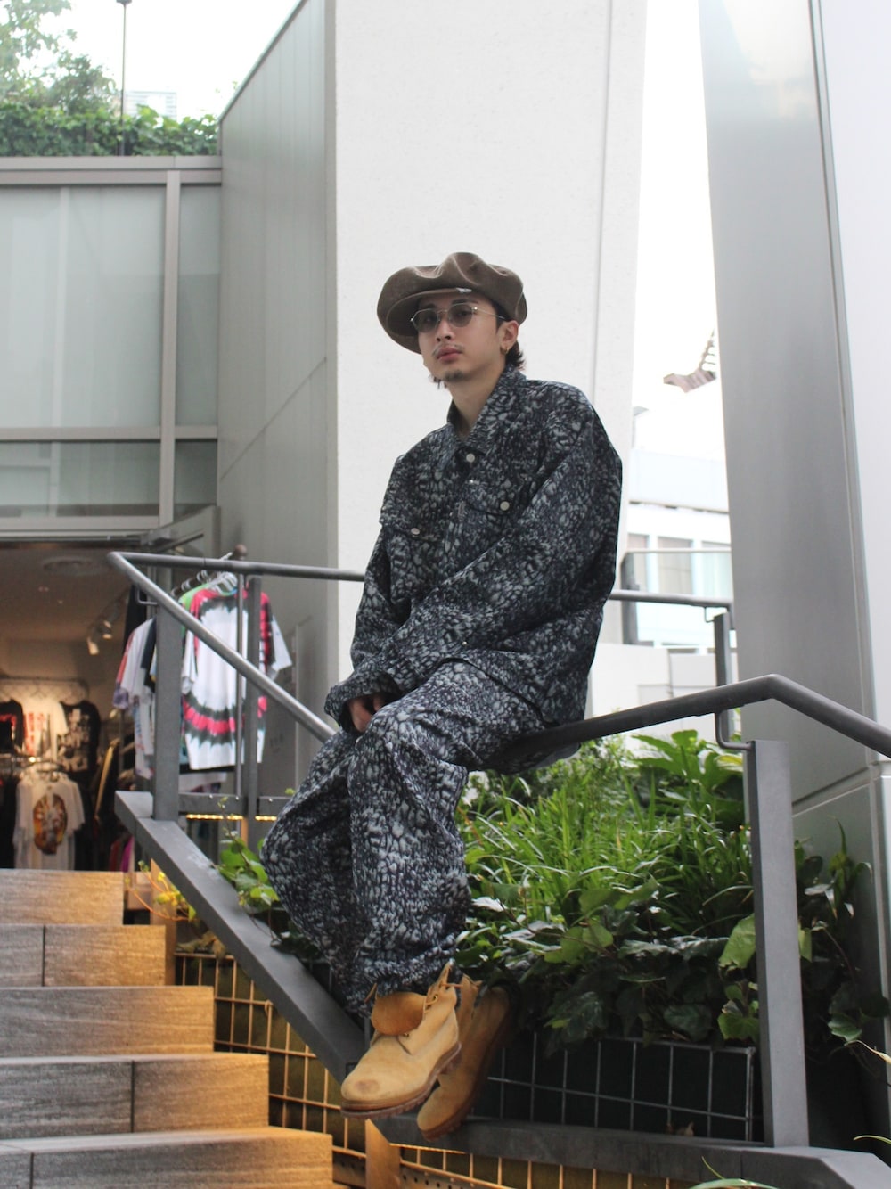 「MYNE、mynecodex、ストリート、90'sスタイル、デニムジャケット、デニムパンツ、ビッグシルエット、キャスケット」｜「MYneの【MYne】カシラキャスケットキャップ/CA4LA Casquette cap（キャスケット、ブラウン系）」を使った、THE PHARCYDEさん（メンズ・178cm）の夏コーディネートの1枚目の写真