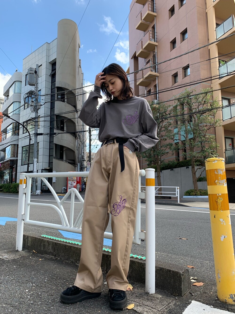 「MYNE、mynecodex、長袖Tシャツ、ロンT、休日コーデ、春コーデ、ストリート」｜「MYneの【MYne】マイン エンブロイダリー ロングスリーブTシャツ/MYne Embroidery L/S T-shirt（Tシャツ/カットソー、グレー系）」を使った、THE PHARCYDEさん（レディース・160cm）の春コーディネートの1枚目の写真