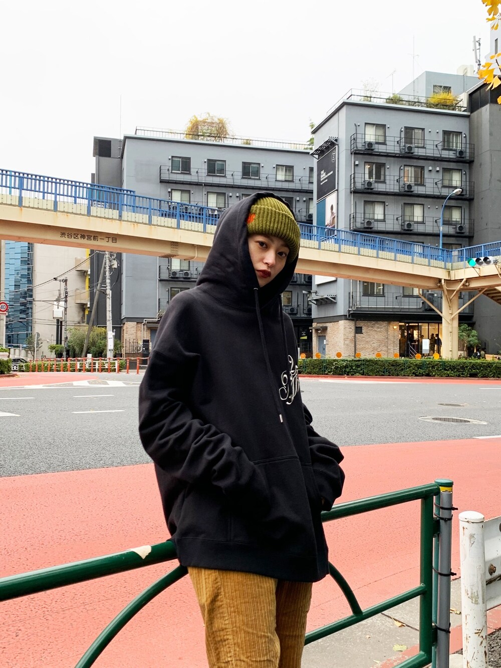 「MYNE、mynecodex、ストリート、ストリートMIX、ストリート女子、春コーデ、ニットキャップ、パーカー」｜「MYneの【MYne】マイン ニットキャップ/MYne Knit Cap（ニットキャップ/ビーニー、グリーン系）」を使った、THE PHARCYDEさん（レディース・160cm）の春コーディネートの1枚目の写真