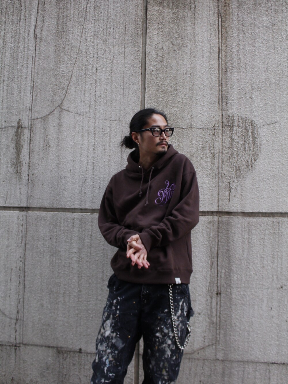「MYNE、mynecodex、ストリート、ストリートMIX、ストリートコーデ、パーカー、ワークパンツ」｜「MYneの【MYne】マイン エンブロイダリー フーディー/MYne Embroidery Hoodie（パーカー、ブラウン系）」を使った、THE PHARCYDEさん（メンズ・182cm）の春コーディネートの1枚目の写真