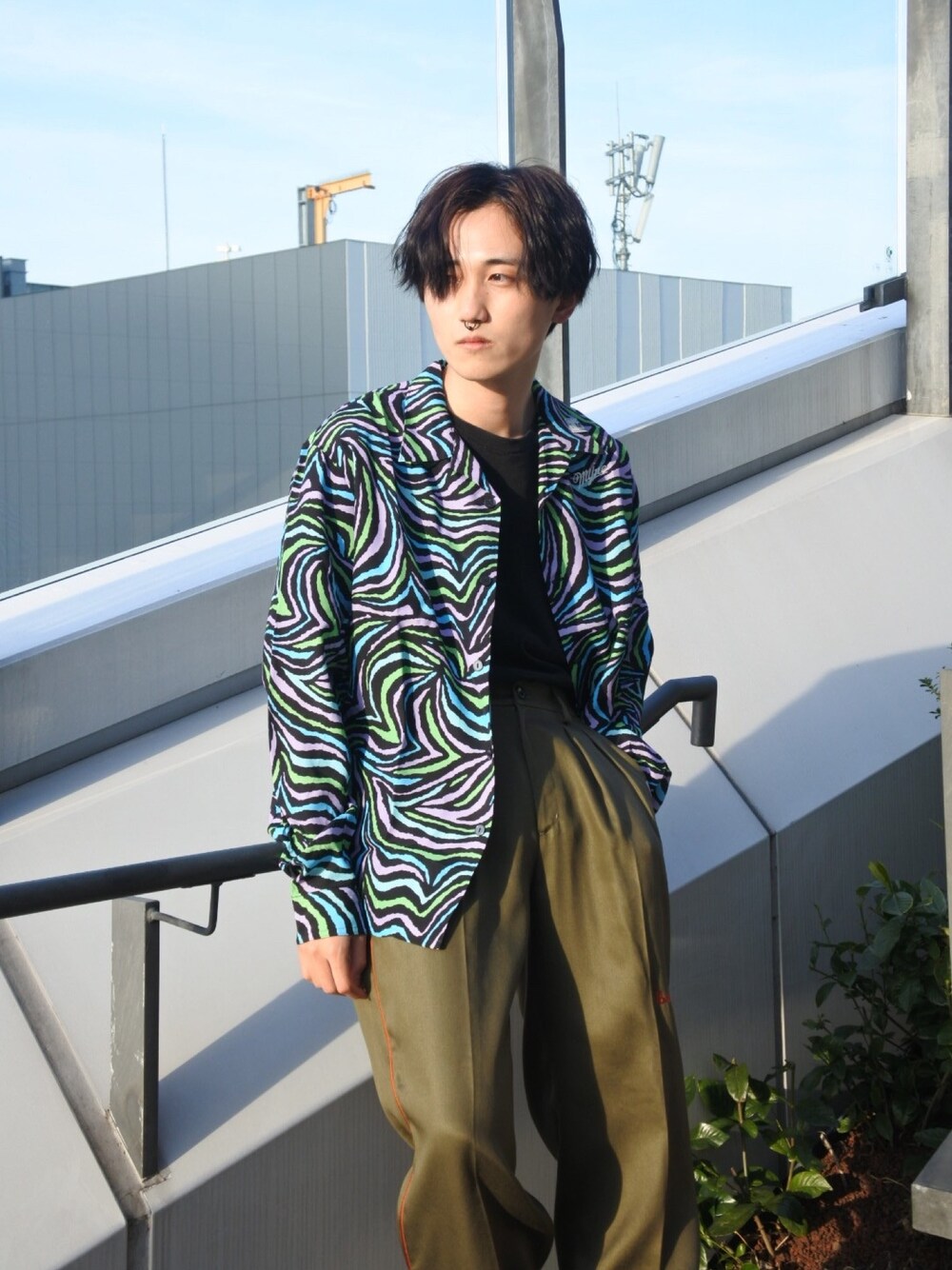 「MYNE、mynecodex、ストリート、ストリートMIX、柄シャツ、開襟シャツ、スラックス、モードストリート」｜「MYneの【MYne】 "ブギー"スラックス/"Boogie" Slacks（スラックス、グリーン系）」を使った、THE PHARCYDEさん（メンズ・171cm）の春コーディネートの1枚目の写真