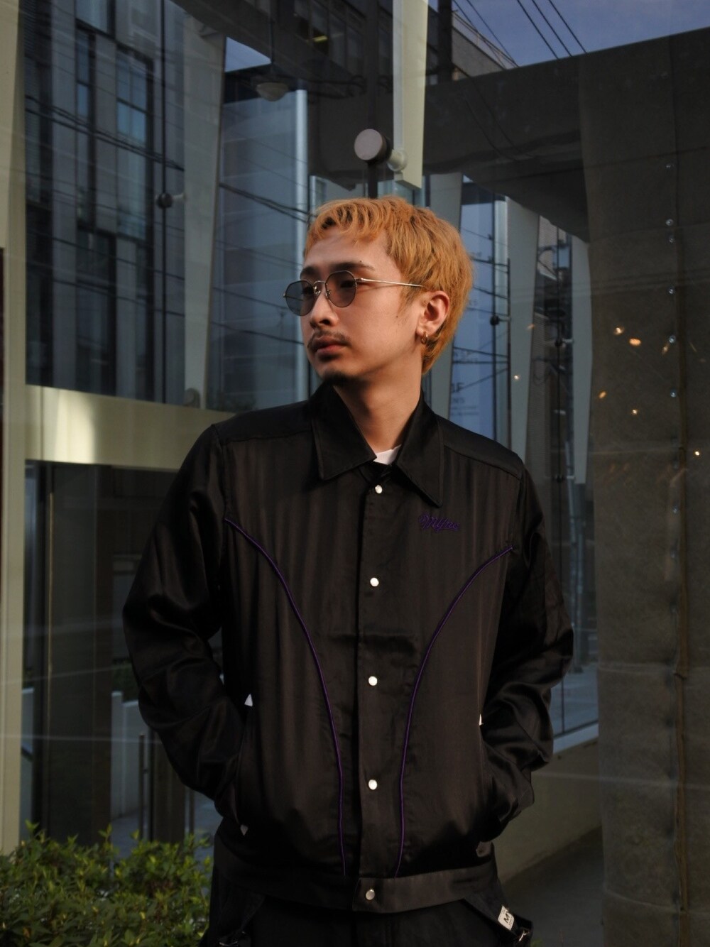 「MYNE、mynecodex、モードストリート、ウェスタンシャツ、春コーデ、ブラックコーデ、シャツジャケット」｜「MYneの【MYne】 ウェスタンジャケット/Westan Jacket（ブルゾン、ブラック系）」を使った、THE PHARCYDEさん（メンズ・178cm）の春コーディネートの1枚目の写真