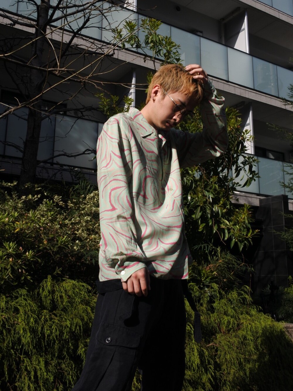 「MYNE、mynecodex、ストリートMIX、開襟シャツ、総柄シャツ、春コーデ、シャツスタイル」｜「MYneの【MYne】アニマルパターン ロングスリーブシャツ/Animal Pattern Long Sleeve Shirt（シャツ/ブラウス、グリーン系）」を使った、THE PHARCYDEさん（メンズ・178cm）の春コーディネートの1枚目の写真