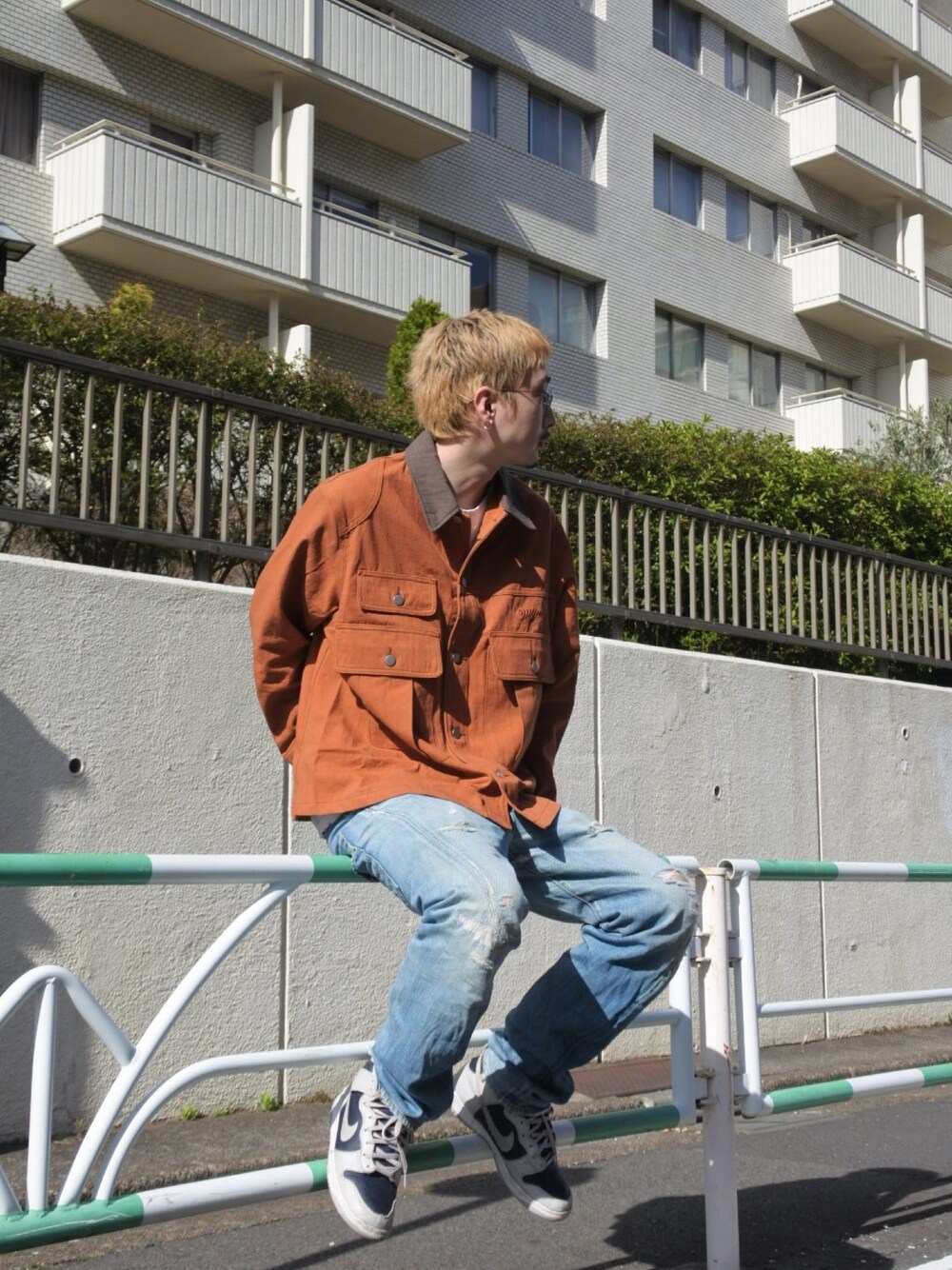 「MYNE、mynecodex、ストリート、ストリートMIX、デニムジャケット、カバーオール、春アウター、ワークスタイル」｜「MYneの【MYne】ワッペン カバーオール/Wappen Coverall（ブルゾン、オレンジ系）」を使った、THE PHARCYDEさん（メンズ・178cm）の春コーディネートの1枚目の写真