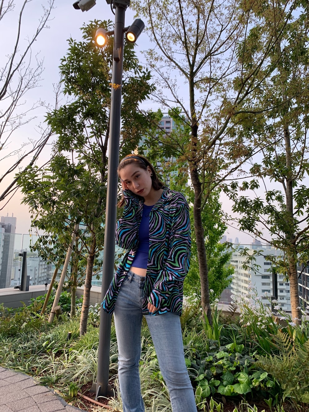 「MYNE、mynecodex、ストリート、開襟シャツ、総柄シャツ、デニム」｜「MYneの【MYne】アニマルパターン ロングスリーブシャツ/Animal Pattern Long Sleeve Shirt（シャツ/ブラウス、ブルー系）」を使った、THE PHARCYDEさん（レディース・162cm）の春コーディネートの1枚目の写真