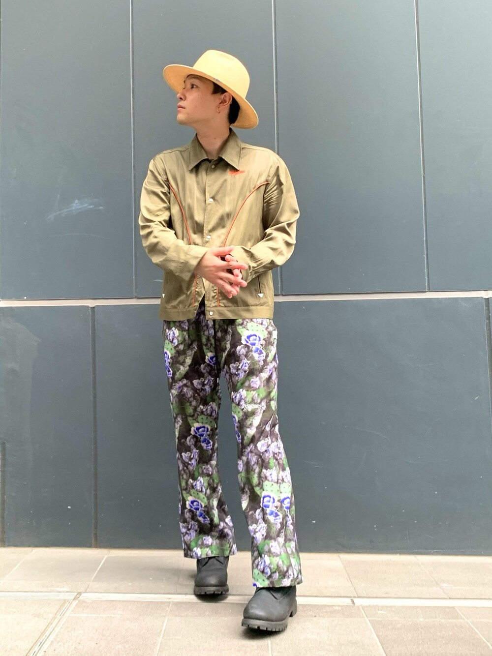 「MYNE、mynecodex、パナマハット、むぎわら帽子、ウェスタンシャツ、総柄パンツ、フレアパンツ」｜「MYneの【MYne】パナマハット/Panama Hat（ハット、ベージュ系）」を使った、THE PHARCYDEさん（メンズ・180cm）の春コーディネートの1枚目の写真