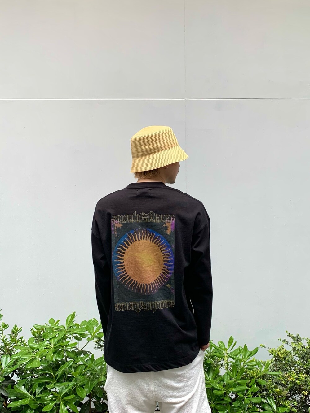 「MYNE、mynecodex、バケットハット、むぎわら帽子、ロンT、バックプリント」｜「MYneの【MYne】"サウンド オブ サイレンス" プリント ロングスリーブTシャツ/"SOUND OF SILENCE" Printed L/S T-shit（Tシャツ/カットソー、ブラック系）」を使った、THE PHARCYDEさん（メンズ・178cm）の春コーディネートの1枚目の写真