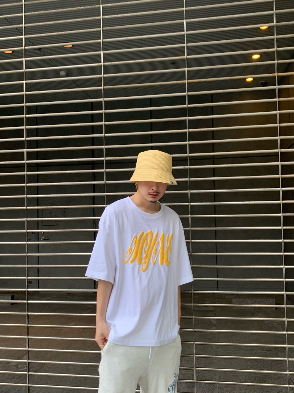 「MYNE、mynecodex、Tシャツ、バケットハット、白Tシャツ、プリントTシャツ」｜「MYneの【MYne】ブライドバケットハット/Braid Bucket Hat（ハット、ベージュ系）」を使った、THE PHARCYDEさん（メンズ・178cm）の春コーディネートの1枚目の写真