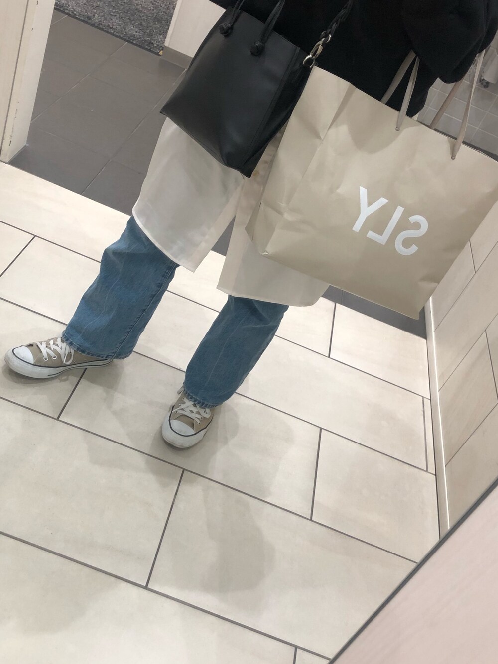 「シンプルコーデ、春、カジュアルコーデ、今日のコーデ、ootd、おしゃれさんと繋がりたい」｜「GUのアイテム（デニムパンツ、ブルー系）」を使った、Moさん（レディース・160cm）の春コーディネートの1枚目の写真