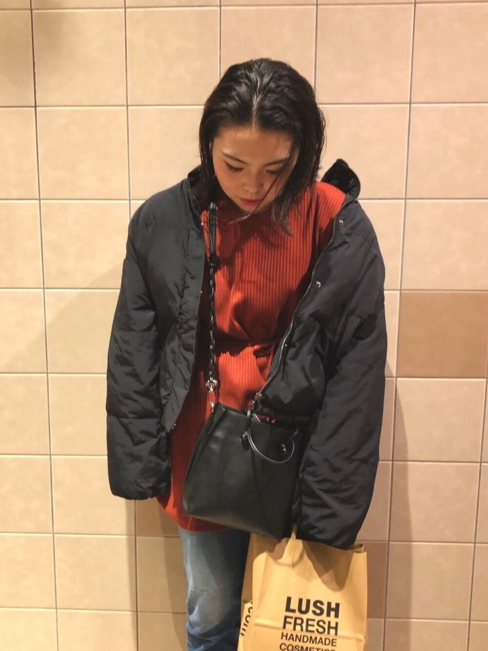 「シンプルコーデ、きれいめカジュアル、大人コーデ、休日スタイル、ootd」｜「SLYのアイテム（トップス、レッド系）」を使った、Moさん（レディース・160cm）の春コーディネートの1枚目の写真