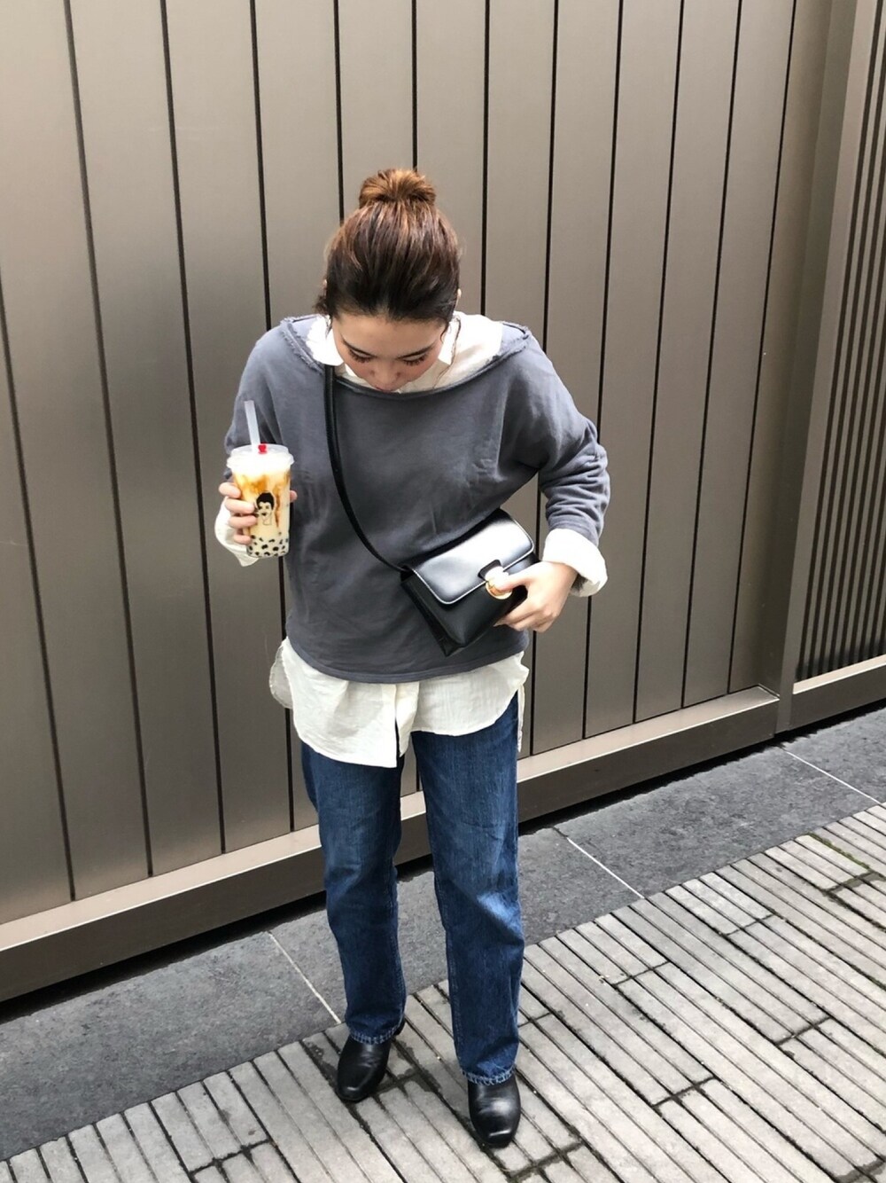 「シンプルコーデ、春色、プチプラコーデ、大人コーデ、休日スタイル、キレイめ、spring、デニムパンツ」｜「cepoのアイテム（バッグ、ブラック系）」を使った、Moさん（レディース・160cm）の春コーディネートの1枚目の写真