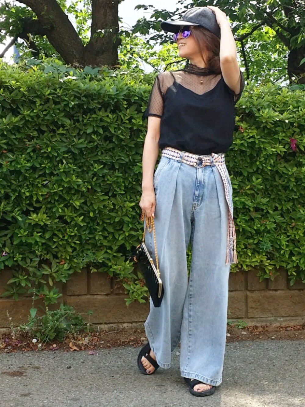 「プチプラコーデ、サングラス、ミラーサングラス、バギーパンツ、シースルー、キャップ、スポーツサンダル、ベルト、ベルト垂らし、カジュアル」｜「Bershkaのアイテム（Tシャツ/カットソー、ブラック系）」を使った、&りっちさん（レディース・154cm）の夏コーディネートの1枚目の写真