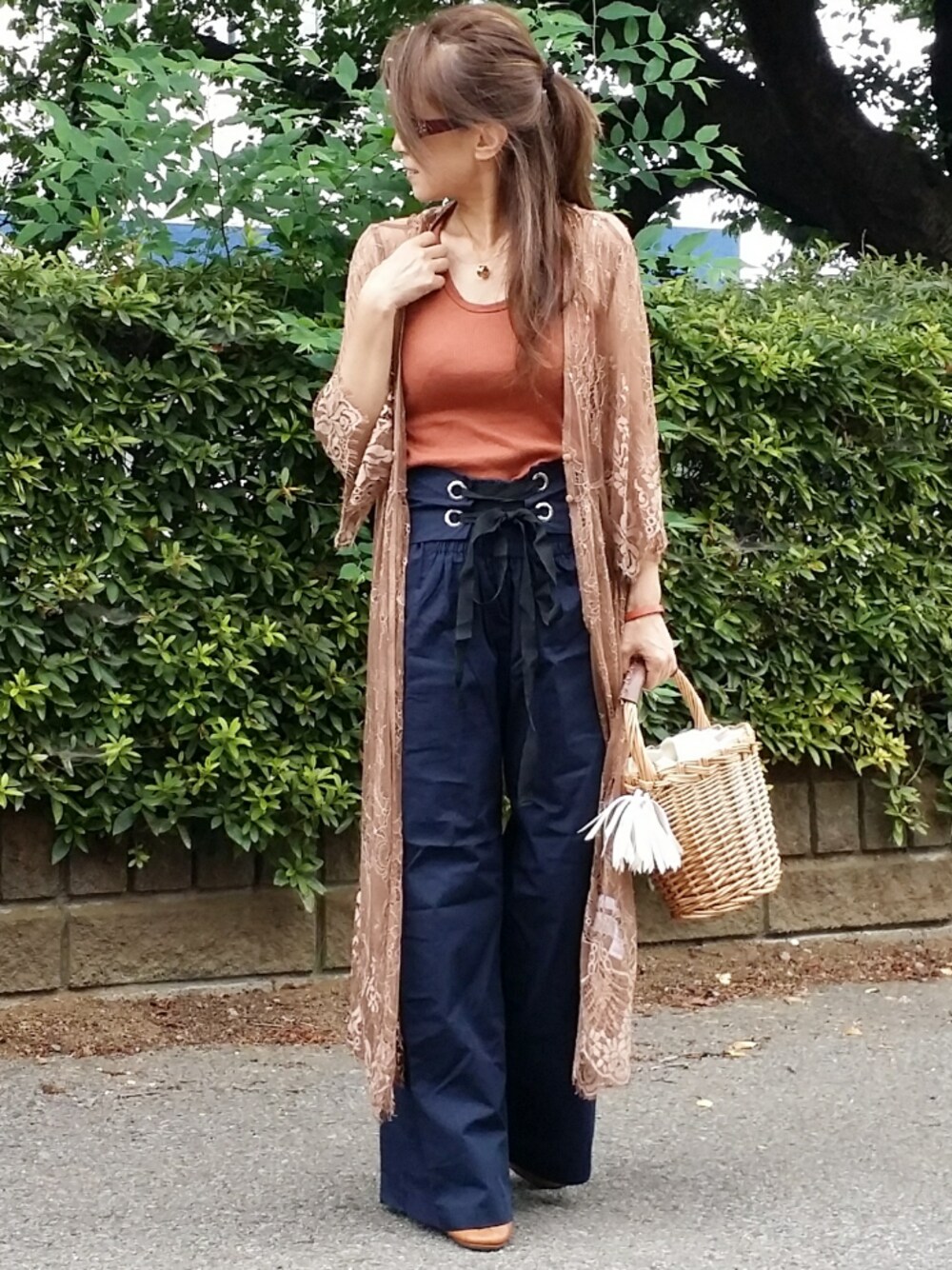 「レースカーディガン、レースガウン、パンツスタイル、ウエストレースアップ、ウエストリボン、きれいめカジュアル、ブラウン、かごバッグ、ZARA、リブ　」｜「ZARAのアイテム（その他パンツ、ブルー系）」を使った、&りっちさん（レディース・154cm）の夏コーディネートの1枚目の写真