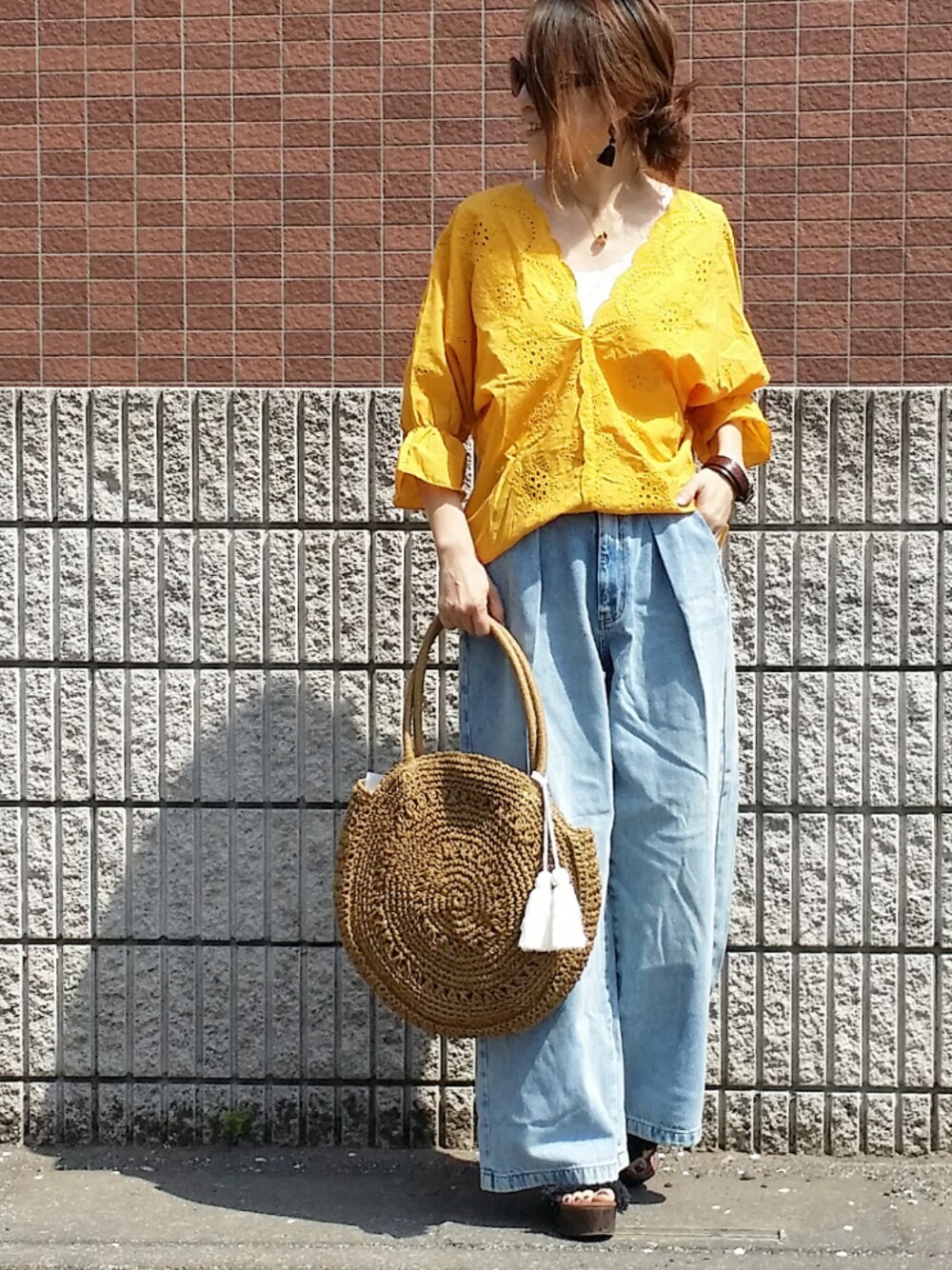 「スカラップ、スカラップブラウス、初夏、バギーパンツ、サークルバッグ、ペーパーバッグ、イエロー、低身長」｜「LOWRYS FARMのレーススカラップブラウス　758545 （シャツ/ブラウス、イエロー系）」を使った、&りっちさん（レディース・154cm）の春コーディネートの1枚目の写真