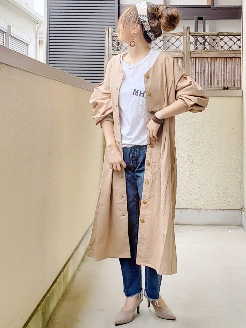 「ガウンワンピース、ボタン、低身長、ロゴT、プチプラ、ボリューム袖、ベージュコーデ」｜「MHL.のPRINTED JERSEY（Tシャツ/カットソー、ホワイト系）」を使った、&りっちさん（レディース・154cm）の春コーディネートの1枚目の写真