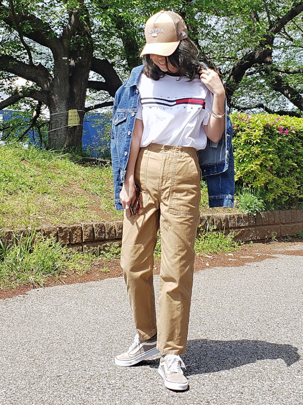 「デニムジャケット、ロゴT、TOMMY HILFIGER、テーパードパンツ、ラフ、定番スタイル、キャップ、メンズライク」｜「NEW ERAのニューエラ メッシュキャップ 9FORTY CANVAS 1920 NEW ERA（キャップ、ベージュ系）」を使った、&りっちさん（レディース・154cm）の春コーディネートの1枚目の写真