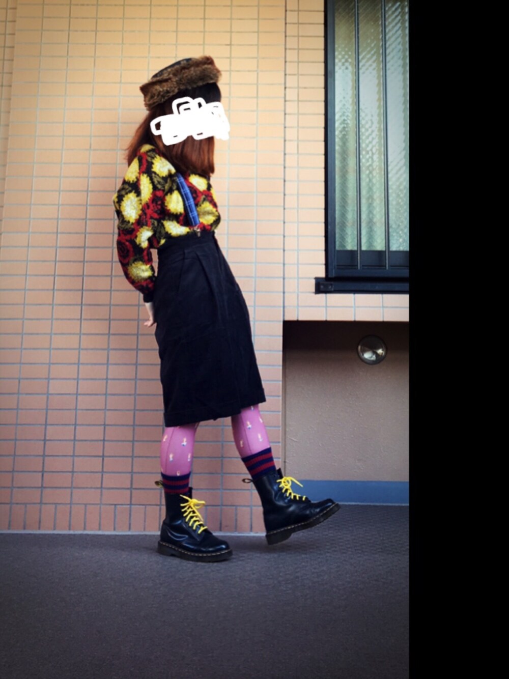 「花柄トップス、手の柄、サスペンダー、柄×柄、冬コーデ、少年コーデ、しょうがくせい、ダサい」｜「14+のihat0174（ハット、その他）」を使った、mrs.nicolmicalsさん（レディース・149cm）の秋コーディネートの1枚目の写真