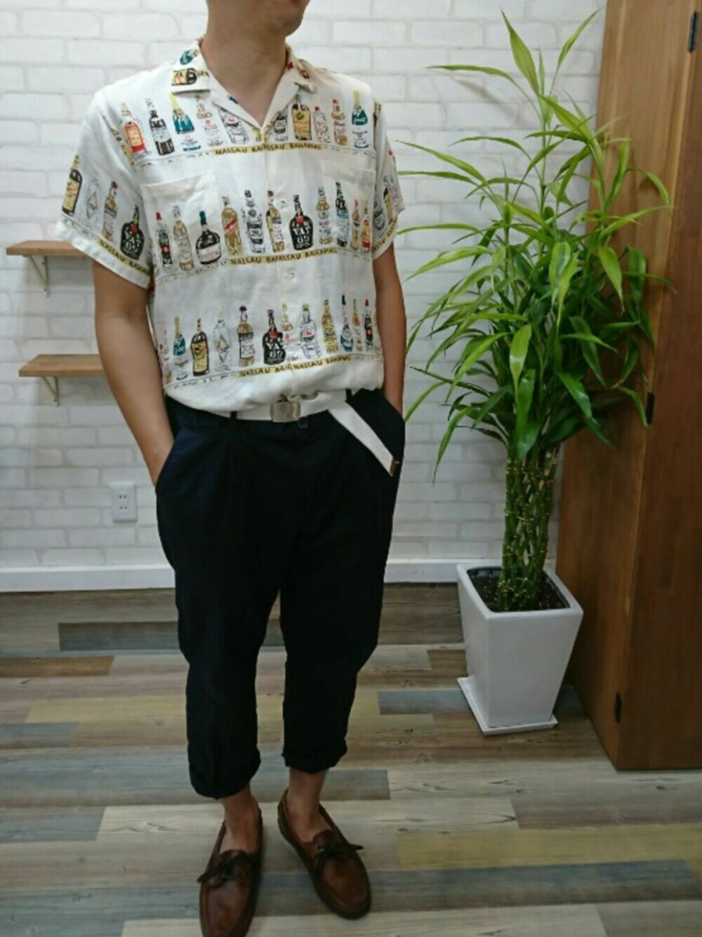 「菅田将暉、オープンカラーシャツ、開襟シャツ、革靴、夏、アロハシャツ、タックイン、80s、ロールアップ、柄シャツ」｜「VINTAGEのアイテム（シャツ/ブラウス、ホワイト系）」を使った、沼っち&ねねさん（メンズ・184cm）の夏コーディネートの1枚目の写真