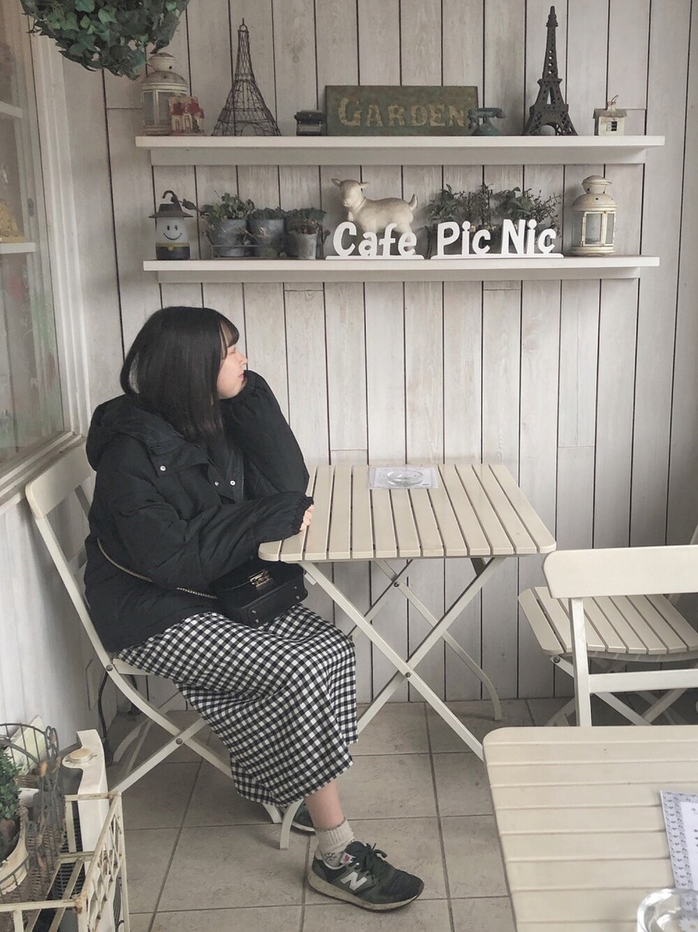 「春コーデ、大人カジュアル、おしゃれさんと繋がりたい、シンプル、雨の日コーデ、ブラック、黒、ダウンジャケット、ギンガムチェック、スニーカー」｜「GRLのカラーフードエコダウンジャケット（ダウンジャケット/コート、ブラック系）」を使った、karinさん（レディース・159cm）の春コーディネートの1枚目の写真