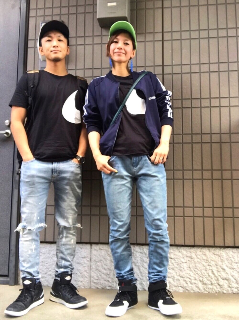 ホワイト系のスニーカー、ブラック系のスニーカー、ブラック系のTシャツ/カットソーを着用したメンズの春コーディネートの1枚目の写真