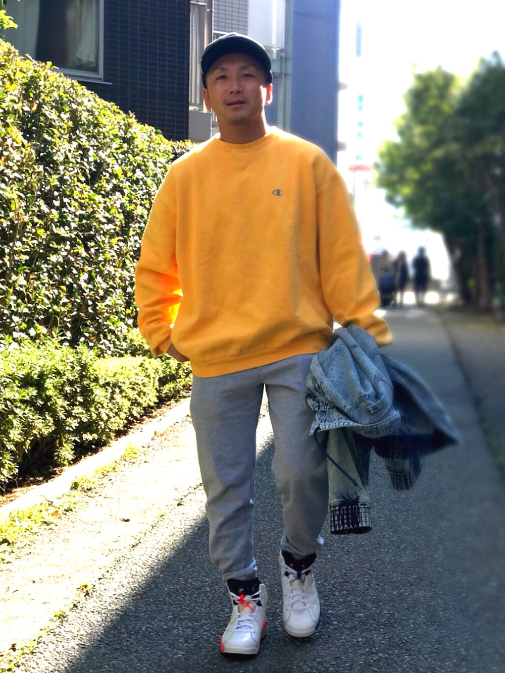 「古着MIX、デニムジャケット、NIKE、ユニクロ、スウェット、チャンピオン、イエローコーデ、グレーのスウェットパンツ、AIR JORDAN、バカ履き」｜「AIR JORDANのアイテム（スニーカー、ホワイト系）」を使った、02さん（メンズ・163cm）の秋コーディネートの1枚目の写真