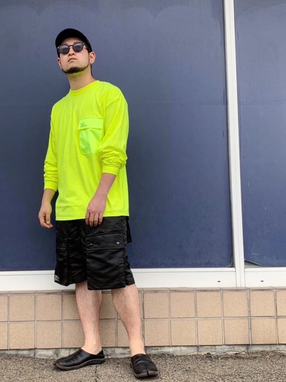 「カジュアル、ゆるコーデ、休日スタイル、ゆったりコーデ、ootd、蛍光カラー、蛍光イエロー、カーゴパンツ、タビブーツ、ワークスタイル」｜「ROTOTOのアイテム（キャップ、ブラック系）」を使った、 Yukiさん（メンズ・180cm）の春コーディネートの1枚目の写真