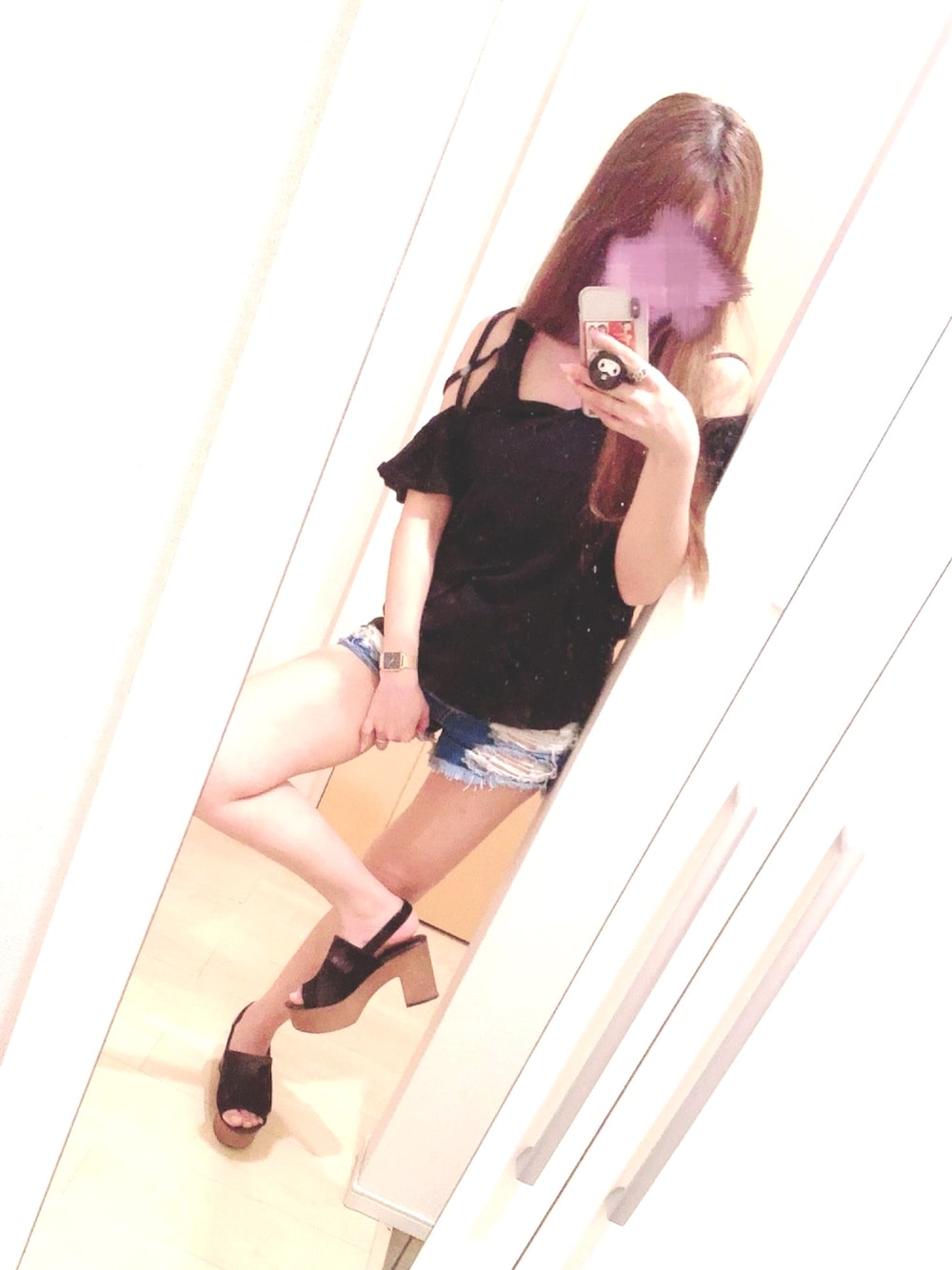 「ootd、相互フォロー、肩出し、短パン、ショーパン、デニム、黒、ギャル、おしゃれさんと繋がりたい、今日のコーデ」｜「FLICKAのアイテム（シューズ、ブラック系）」を使った、まゆかまちょ(相互🥀)さん（レディース・155cm）の夏コーディネートの1枚目の写真