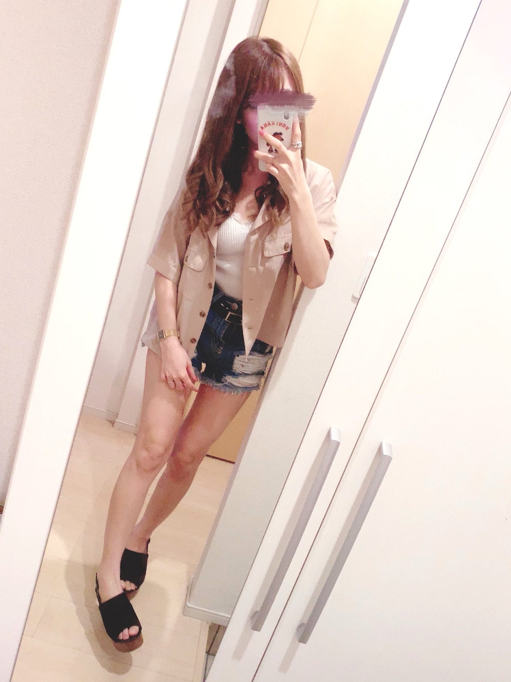 「INGNI、ショーパン、ショートパンツ、シャツスタイル、ベージュ、夏コーデ、ootd、相互フォロー、おしゃれさんと繋がりたい、カジュアル」｜「INGNIのサテン開襟／シャツ（シャツ/ブラウス、ベージュ系）」を使った、まゆかまちょ(相互🥀)さん（レディース・156cm）の夏コーディネートの1枚目の写真