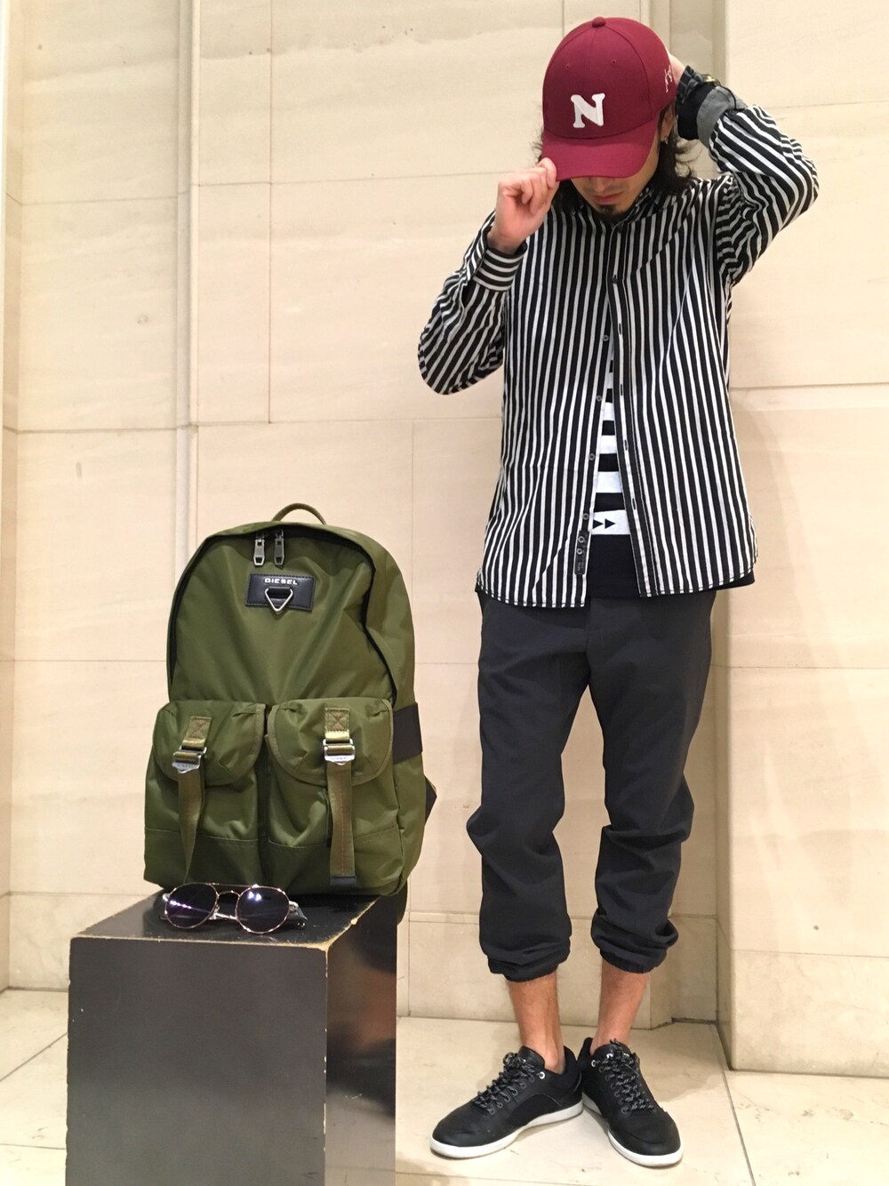 「きれいめカジュアル、ゆるコーデ、シンプル、黒、オトナカジュアル、春コーデ、ストライプ、bar．najica、Diesel」｜「bar.najicaのアイテム（キャップ、レッド系）」を使った、ブッチさん（メンズ・174cm）の春コーディネートの1枚目の写真