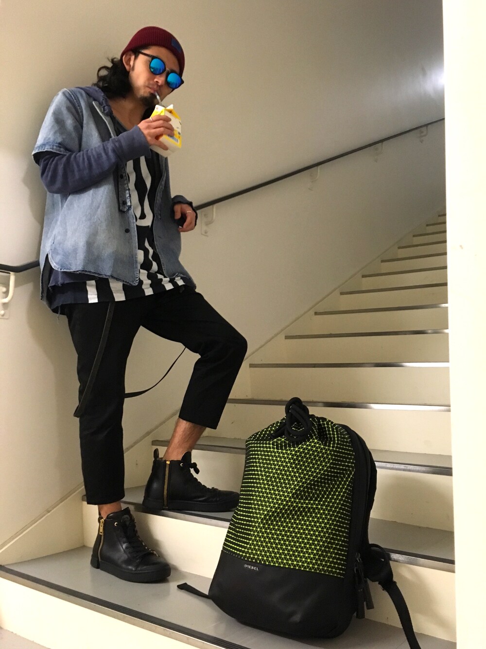 「古着MIX、ストリート、黒、リュック、帰り道、Diesel」｜「DIESELの00SVEX0DAOB（ニットキャップ/ビーニー、レッド系）」を使った、ブッチさん（メンズ・174cm）の春コーディネートの1枚目の写真