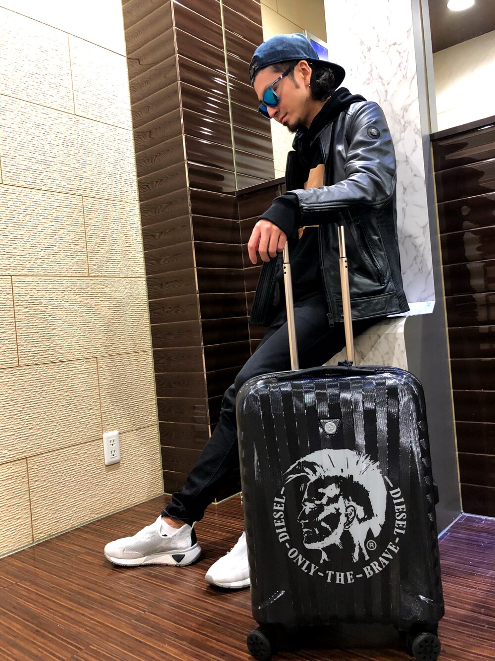 「オトナカジュアル、メンズファッション、スニーカー、シンプルコーデ、黒、street、カジュアルコーデ、Diesel、デニム、西宮ガーデンズ」｜「DIESELの00SUQB0TARG（キャップ、ブルー系）」を使った、ブッチさん（メンズ・174cm）の秋コーディネートの1枚目の写真